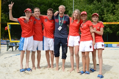 The Russian junior beach tennis team gets the bronze of the ITF Beach Tennis World Team Championship 2015